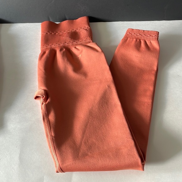 NEW GYMSHARK LEGGINGS WITH NEW TOWEL - Picture 3 of 7